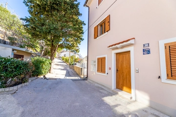 Two-Storey Apartment for 4 Guests in Baška