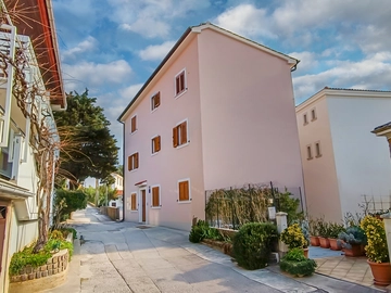 Two-Storey Apartment for 4 Guests in Baška