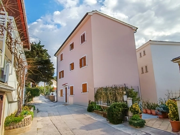 Two-Storey Apartment for 4 Guests in Baška