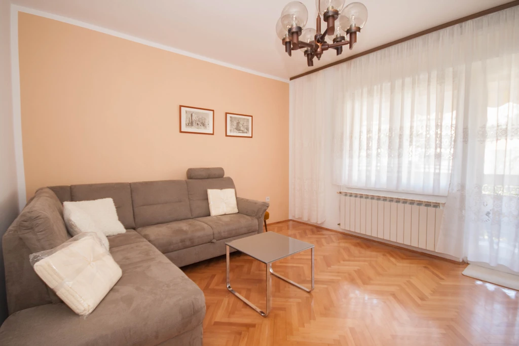 Vesna App - Apartman u Baški za 5 osoba s balkonom, 3 kupaonice i parkingom