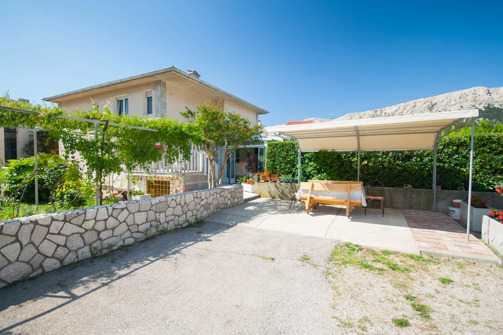 Vesna App - Apartman u Baški za 5 osoba s balkonom, 3 kupaonice i parkingom