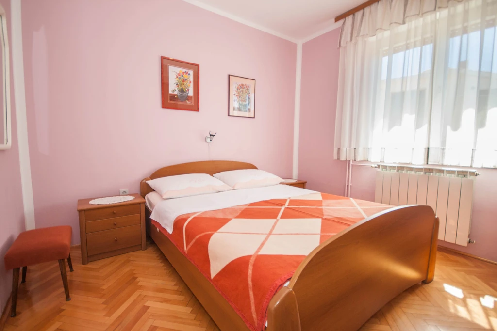 Vesna App - Apartman u Baški za 5 osoba s balkonom, 3 kupaonice i parkingom