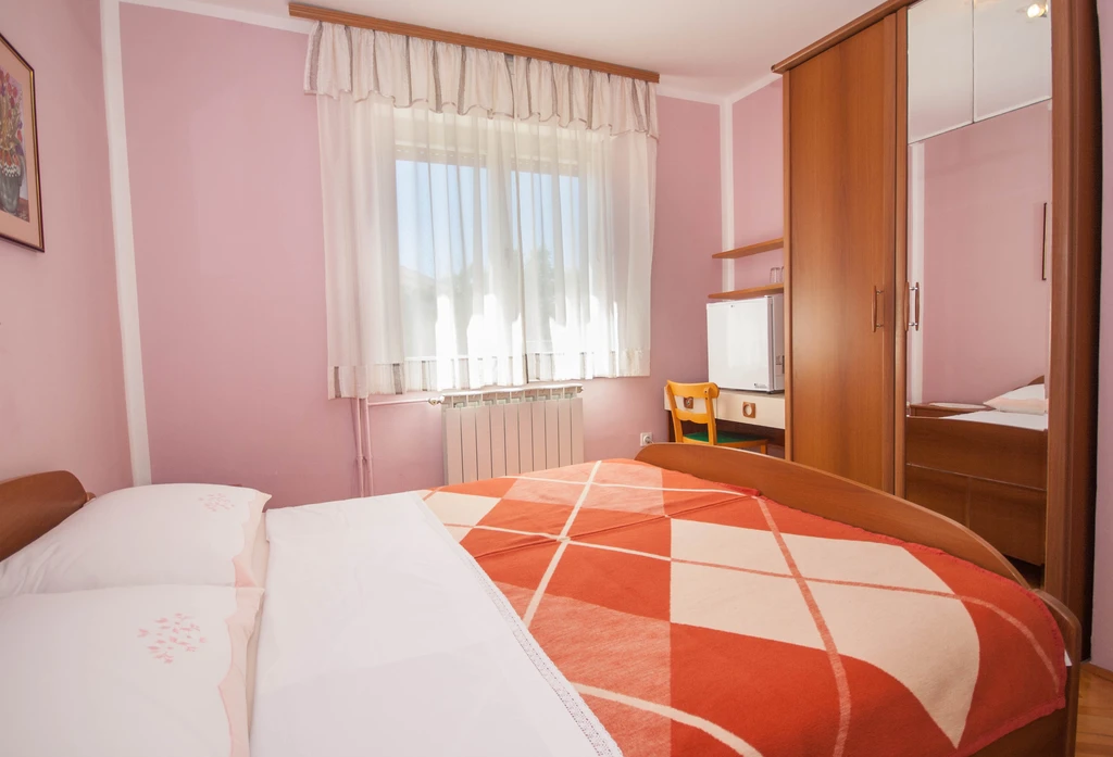Vesna App - Apartman u Baški za 5 osoba s balkonom, 3 kupaonice i parkingom
