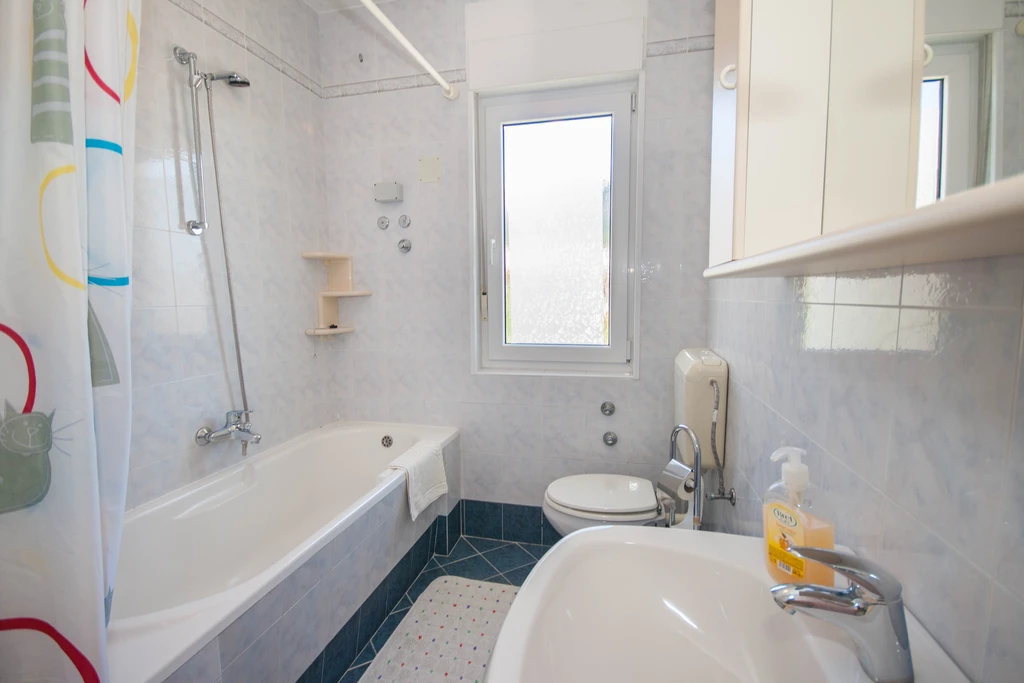 Vesna App - Apartman u Baški za 5 osoba s balkonom, 3 kupaonice i parkingom