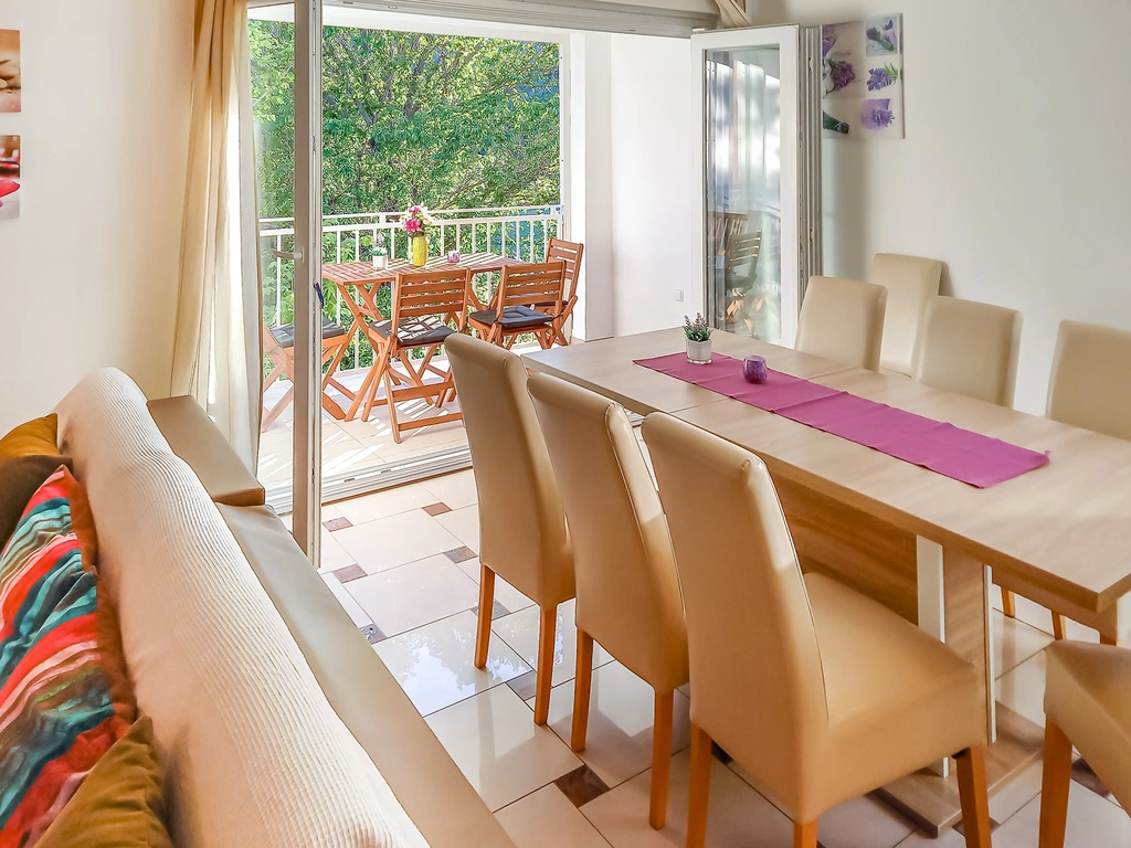 Lovorka 5 – Dvoetažni apartman u Baški za 7–9 osoba s balkonima i roštiljem