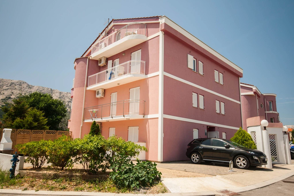 Lovorka 5 – Dvoetažni apartman u Baški za 7–9 osoba s balkonima i roštiljem