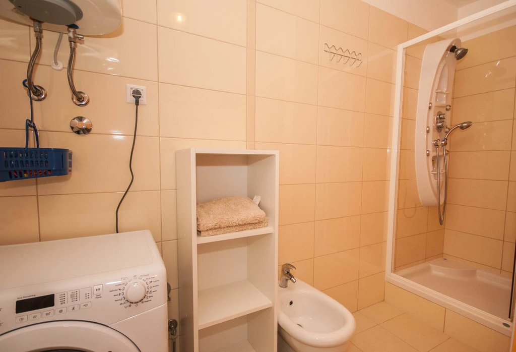 Lovorka 5 – Dvoetažni apartman u Baški za 7–9 osoba s balkonima i roštiljem