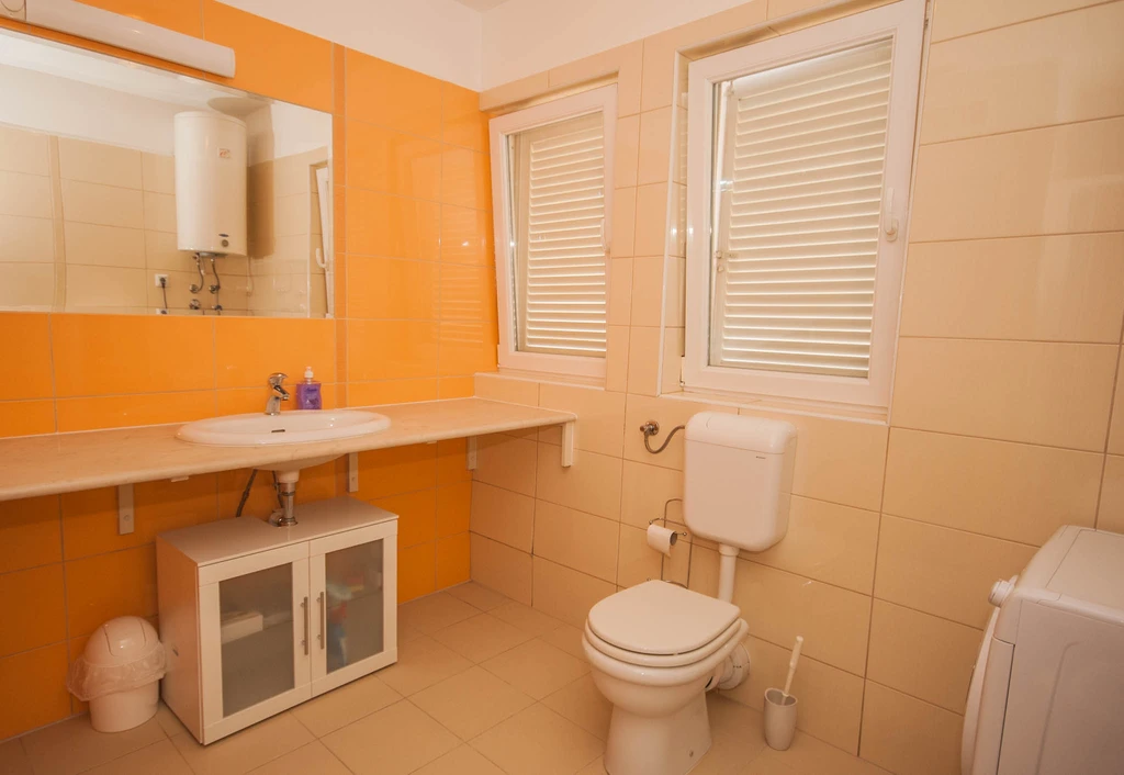 Lovorka 5 – Dvoetažni apartman u Baški za 7–9 osoba s balkonima i roštiljem