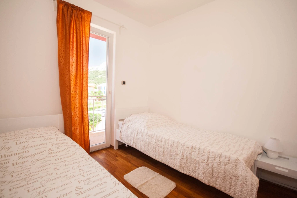 Lovorka 5 – Dvoetažni apartman u Baški za 7–9 osoba s balkonima i roštiljem