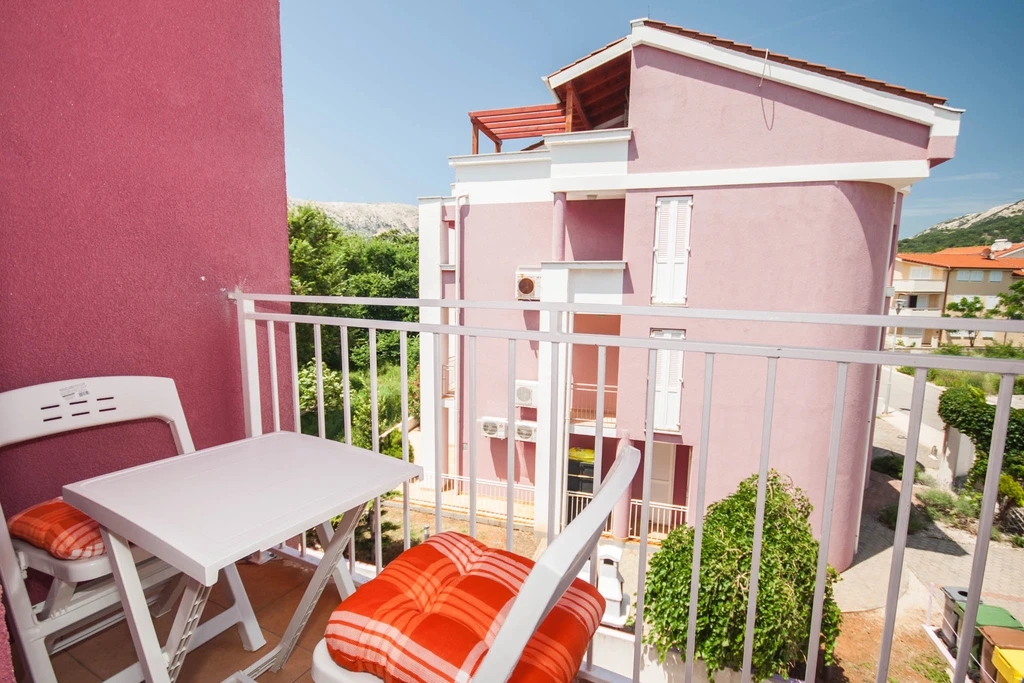 Lovorka 5 – Dvoetažni apartman u Baški za 7–9 osoba s balkonima i roštiljem