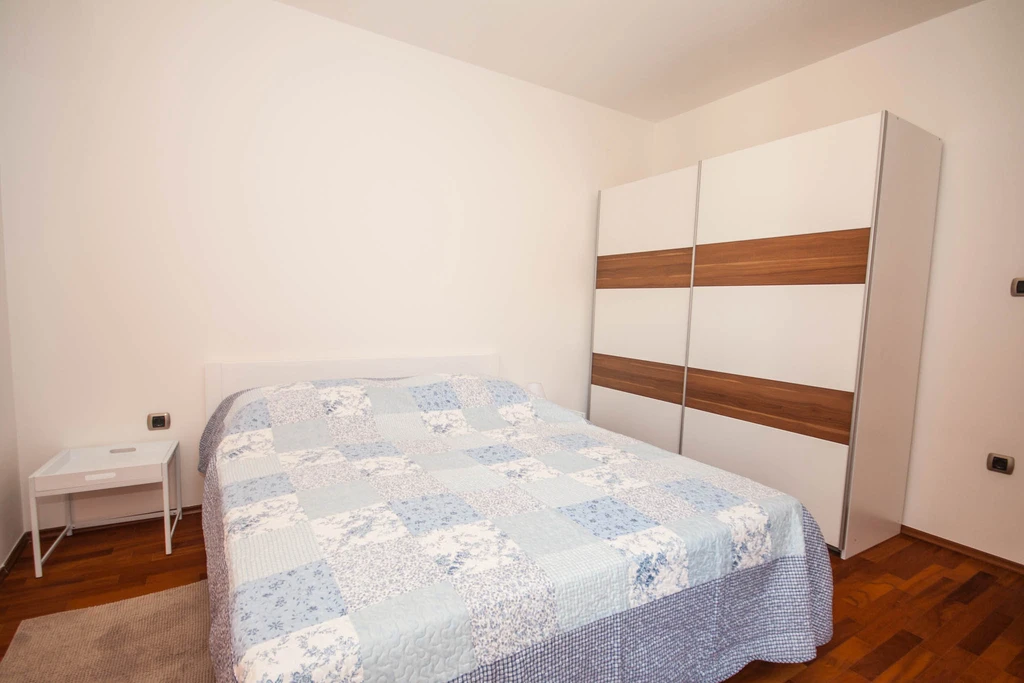 Lovorka 5 – Dvoetažni apartman u Baški za 7–9 osoba s balkonima i roštiljem