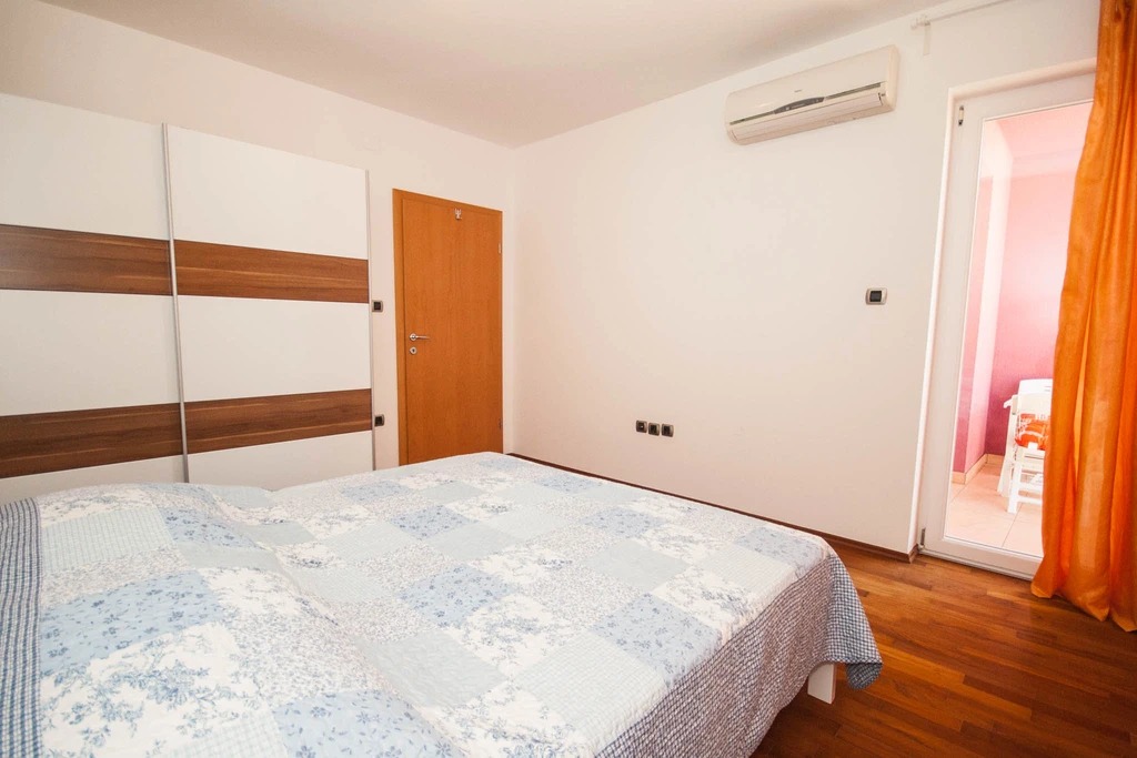 Lovorka 5 – Dvoetažni apartman u Baški za 7–9 osoba s balkonima i roštiljem