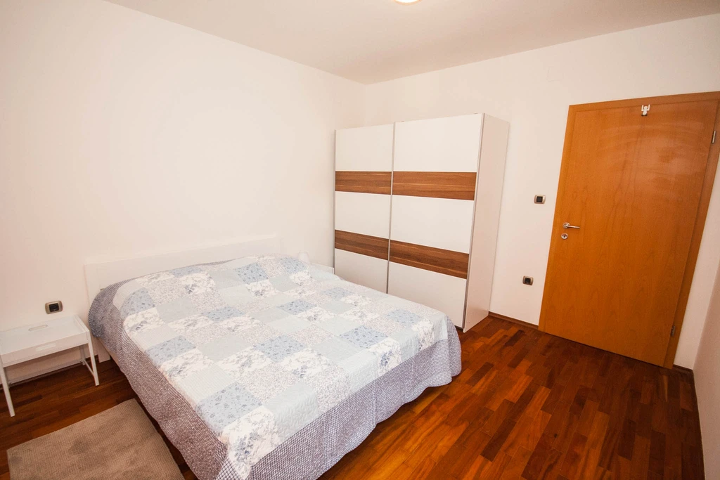 Lovorka 5 – Dvoetažni apartman u Baški za 7–9 osoba s balkonima i roštiljem