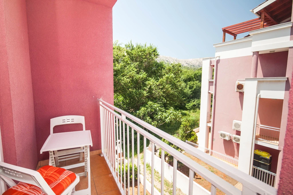 Lovorka 5 – Dvoetažni apartman u Baški za 7–9 osoba s balkonima i roštiljem
