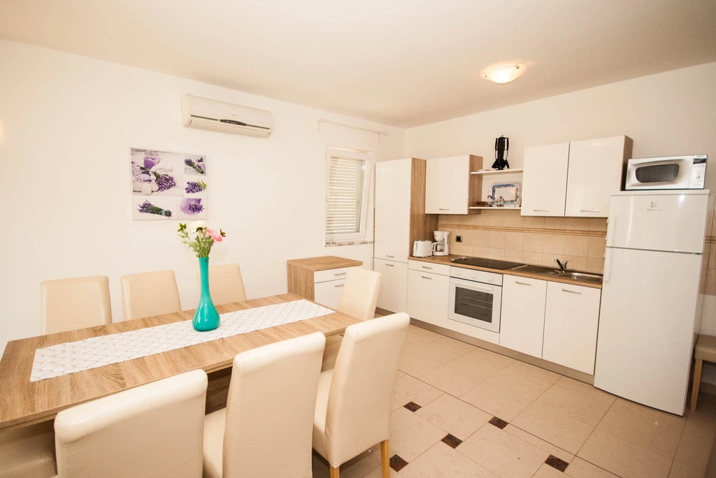 Lovorka 5 – Dvoetažni apartman u Baški za 7–9 osoba s balkonima i roštiljem