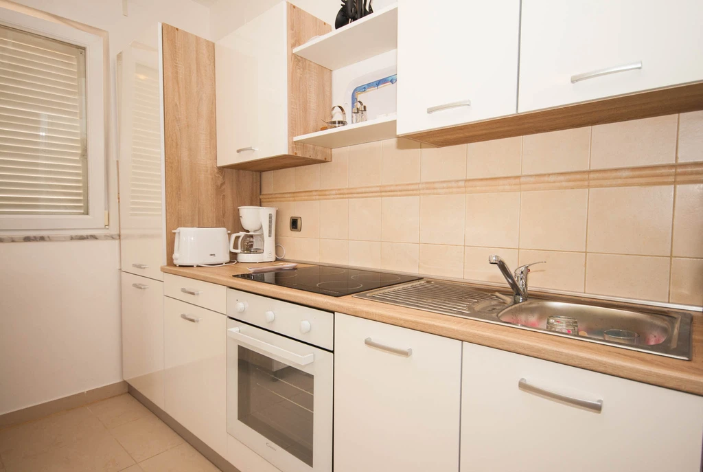 Lovorka 5 – Dvoetažni apartman u Baški za 7–9 osoba s balkonima i roštiljem