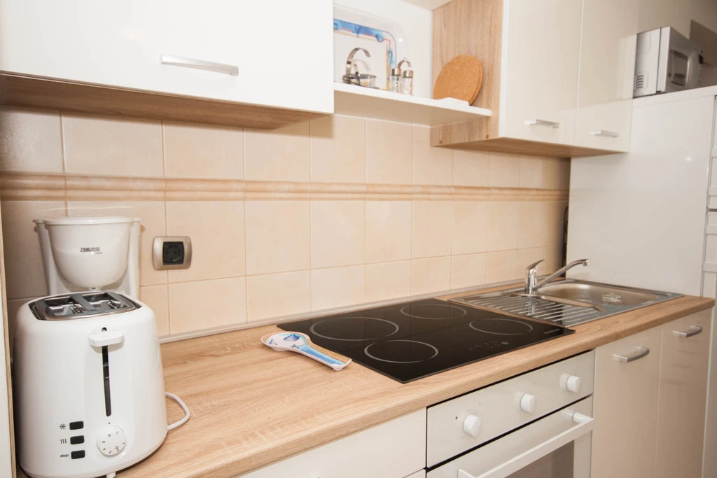 Lovorka 5 – Dvoetažni apartman u Baški za 7–9 osoba s balkonima i roštiljem