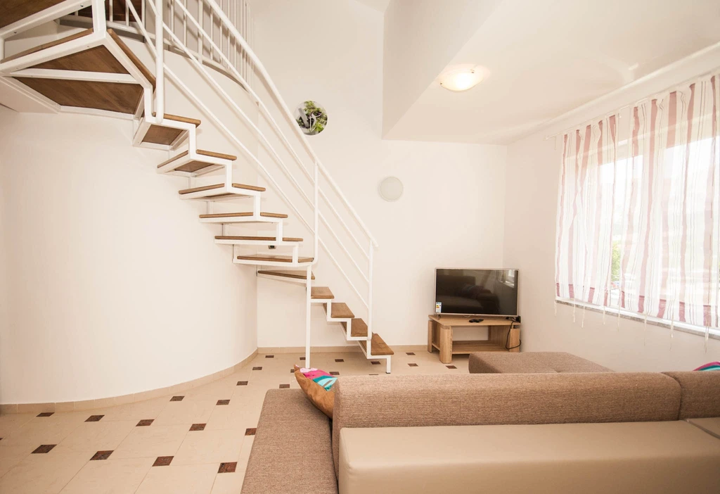 Lovorka 5 – Dvoetažni apartman u Baški za 7–9 osoba s balkonima i roštiljem