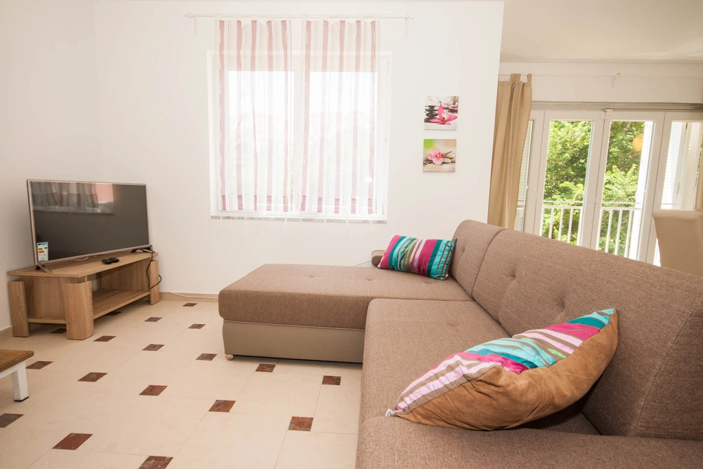 Lovorka 5 – Dvoetažni apartman u Baški za 7–9 osoba s balkonima i roštiljem