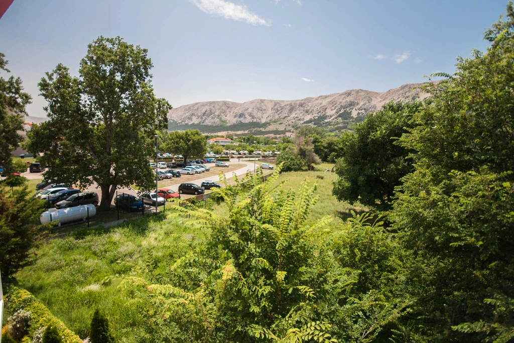 Lovorka 5 – Dvoetažni apartman u Baški za 7–9 osoba s balkonima i roštiljem