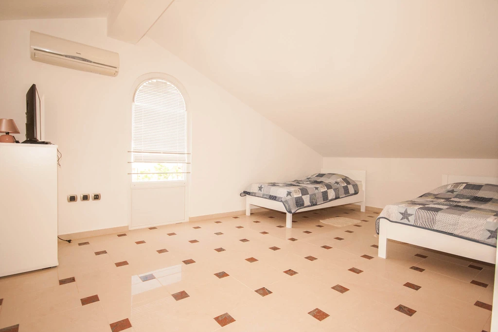 Lovorka 5 – Dvoetažni apartman u Baški za 7–9 osoba s balkonima i roštiljem