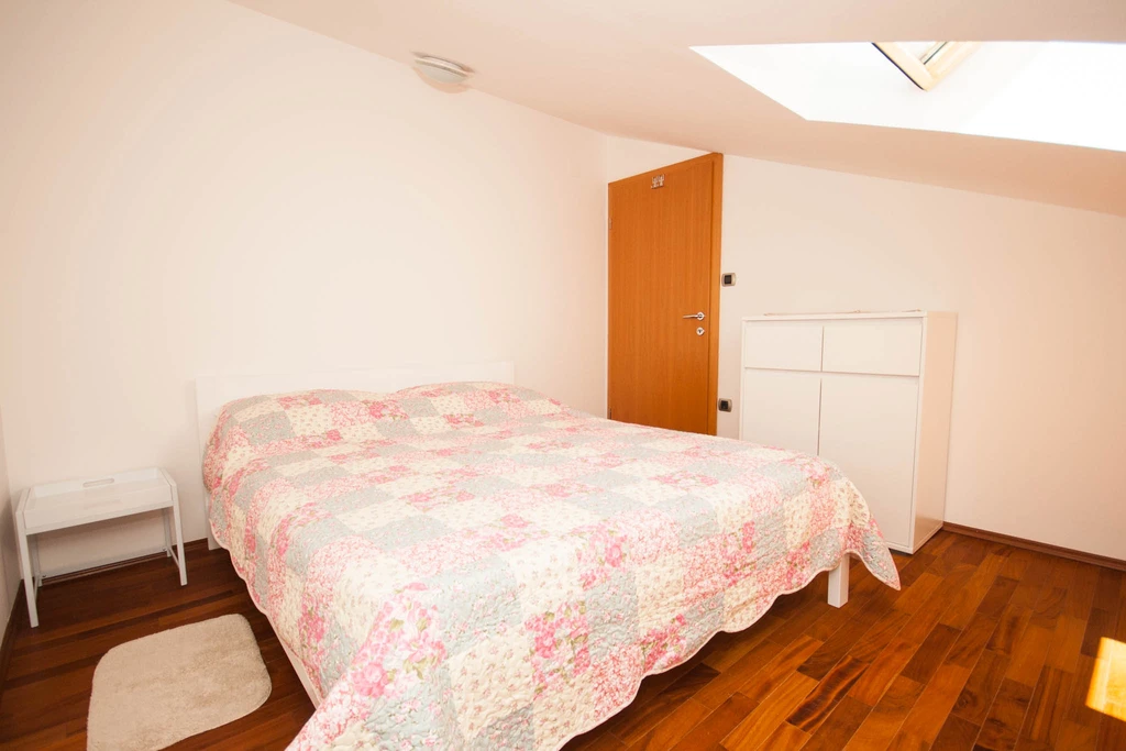 Lovorka 5 – Dvoetažni apartman u Baški za 7–9 osoba s balkonima i roštiljem