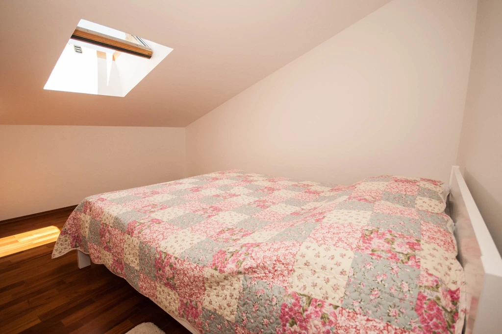 Lovorka 5 – Dvoetažni apartman u Baški za 7–9 osoba s balkonima i roštiljem
