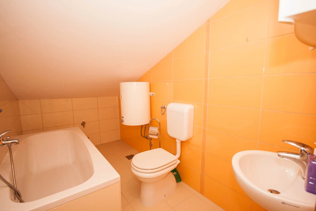 Lovorka 5 – Dvoetažni apartman u Baški za 7–9 osoba s balkonima i roštiljem
