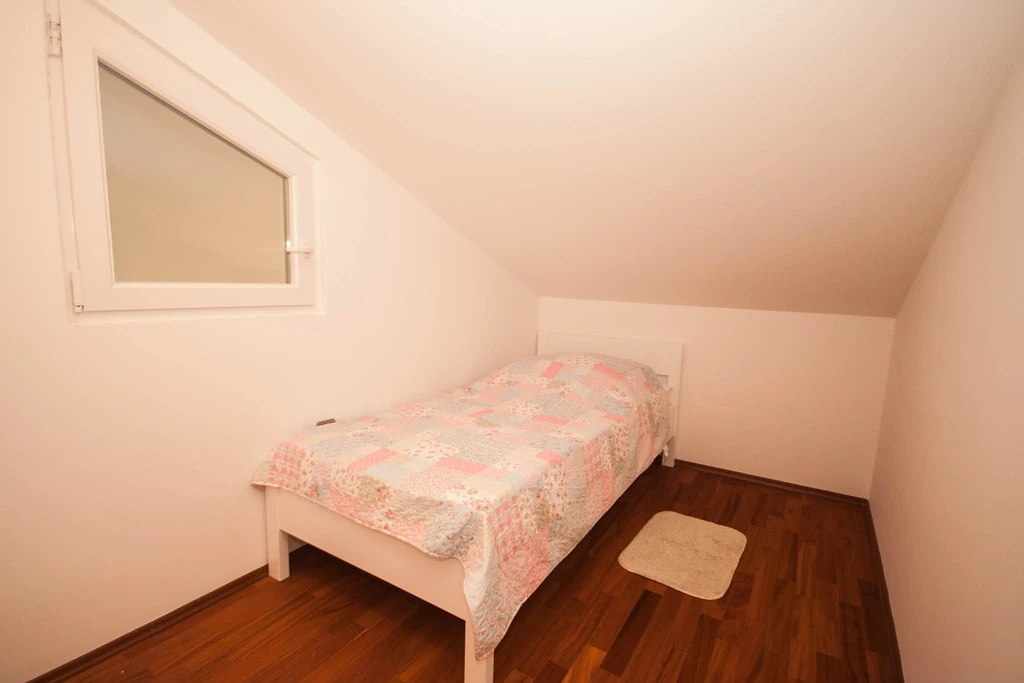 Lovorka 5 – Dvoetažni apartman u Baški za 7–9 osoba s balkonima i roštiljem