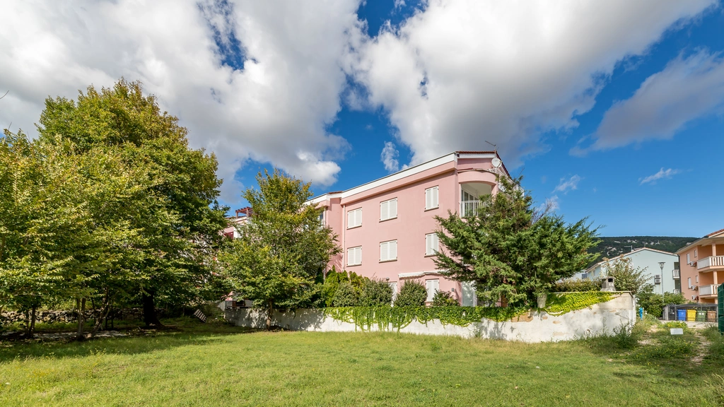 Lovorka 5 – Dvoetažni apartman u Baški za 7–9 osoba s balkonima i roštiljem