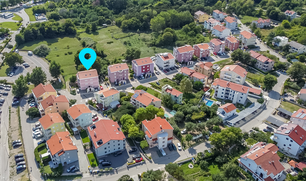 Lovorka 5 – Dvoetažni apartman u Baški za 7–9 osoba s balkonima i roštiljem