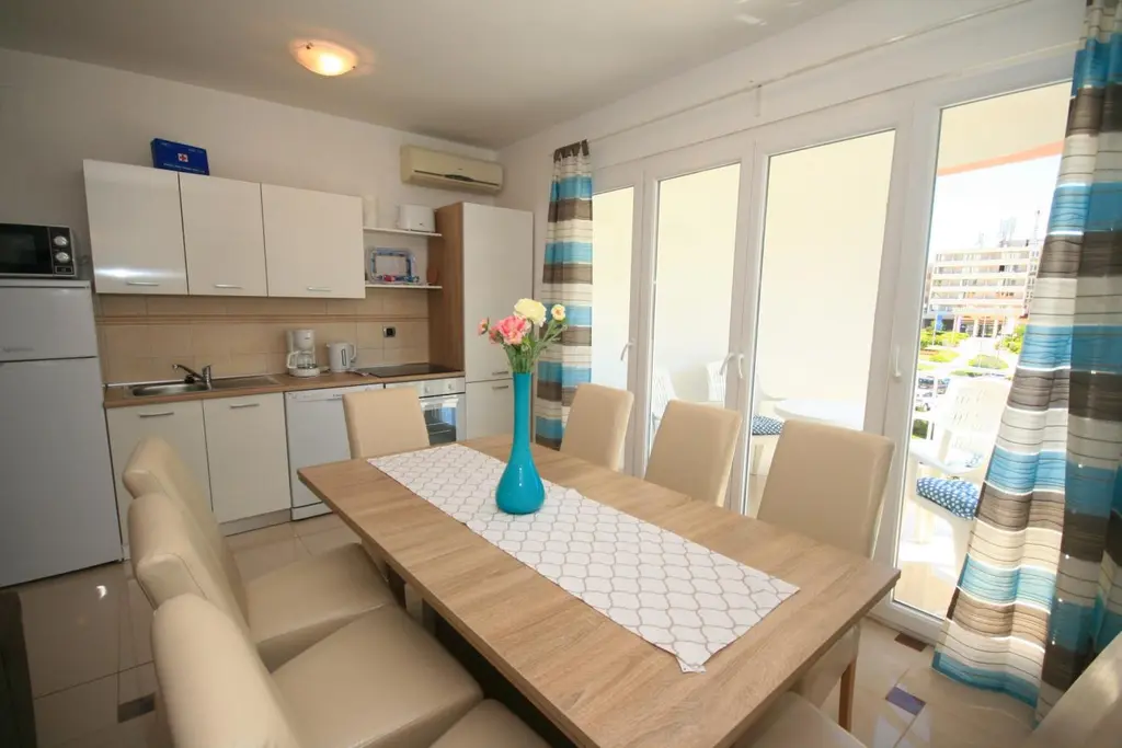 Lovorka 6 – Dvoetažni apartman u Baški za 7–9 osoba s balkonima i roštiljem