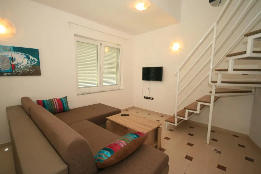 Lovorka 6 – Dvoetažni apartman u Baški za 7–9 osoba s balkonima i roštiljem