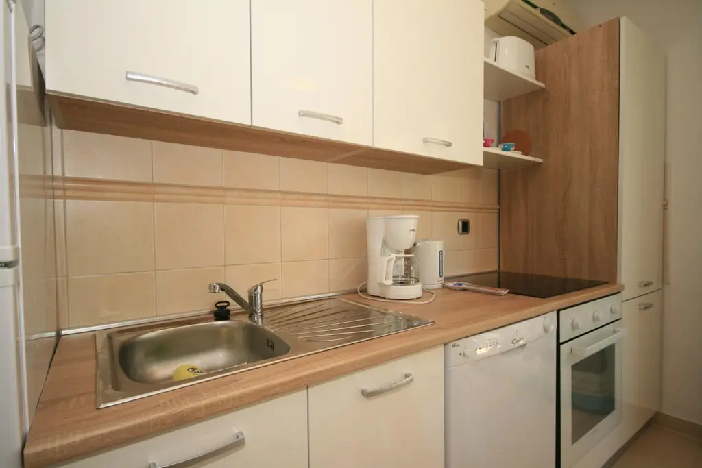 Lovorka 6 – Dvoetažni apartman u Baški za 7–9 osoba s balkonima i roštiljem