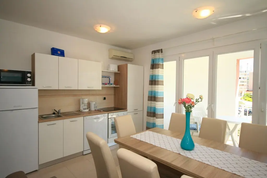 Lovorka 6 – Dvoetažni apartman u Baški za 7–9 osoba s balkonima i roštiljem