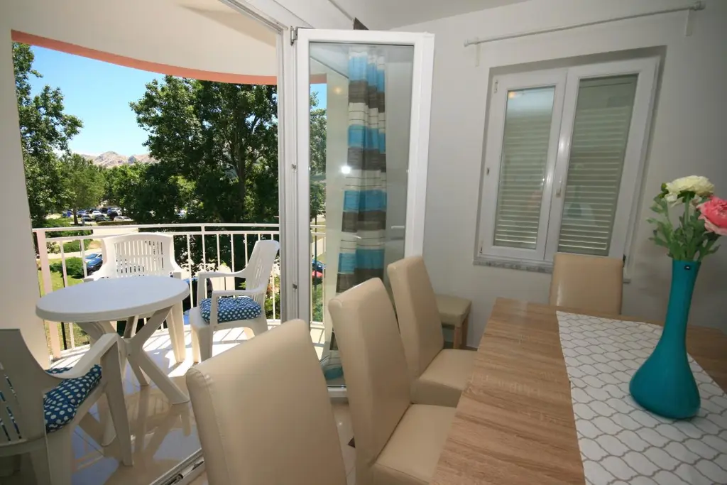 Lovorka 6 – Dvoetažni apartman u Baški za 7–9 osoba s balkonima i roštiljem