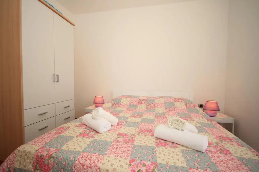 Lovorka 6 – Dvoetažni apartman u Baški za 7–9 osoba s balkonima i roštiljem