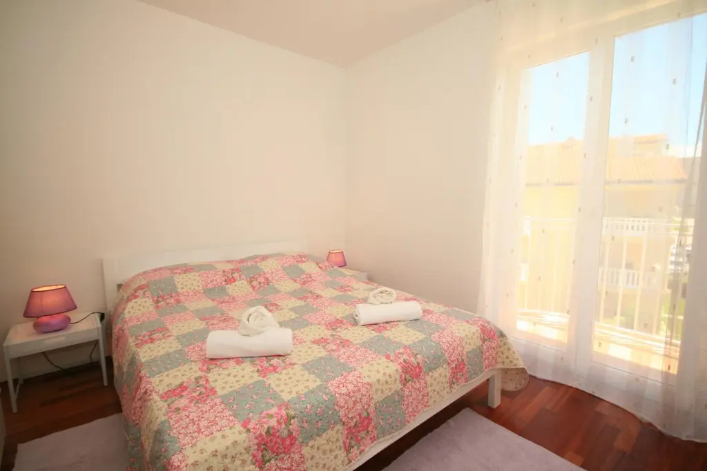 Lovorka 6 – Dvoetažni apartman u Baški za 7–9 osoba s balkonima i roštiljem