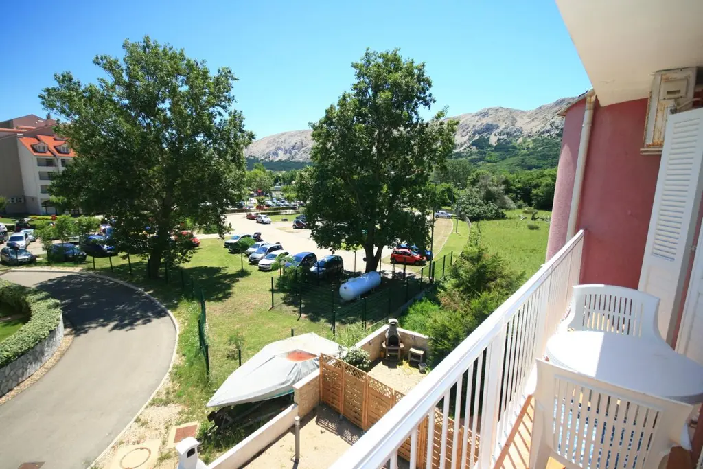 Lovorka 6 – Dvoetažni apartman u Baški za 7–9 osoba s balkonima i roštiljem