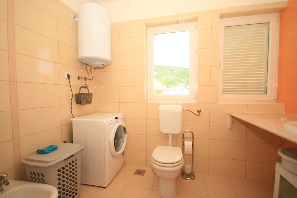 Lovorka 6 – Dvoetažni apartman u Baški za 7–9 osoba s balkonima i roštiljem