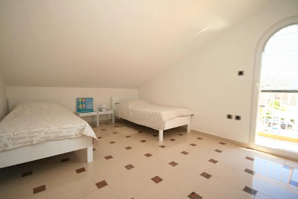 Lovorka 6 – Dvoetažni apartman u Baški za 7–9 osoba s balkonima i roštiljem
