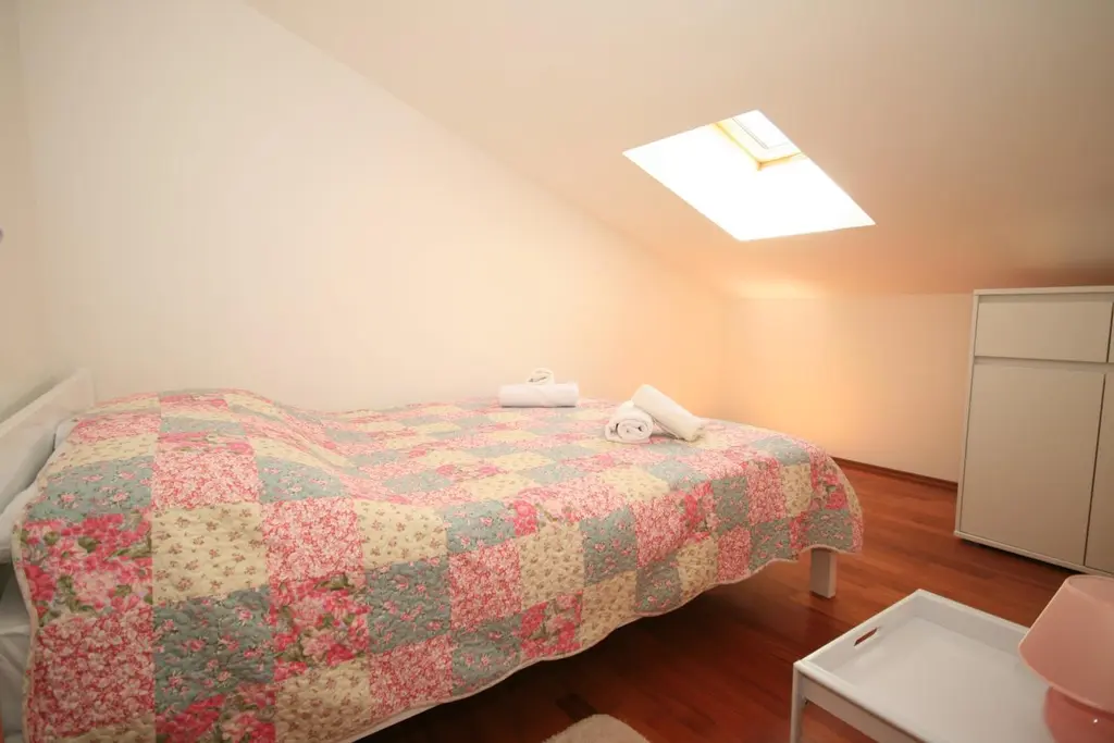 Lovorka 6 – Dvoetažni apartman u Baški za 7–9 osoba s balkonima i roštiljem