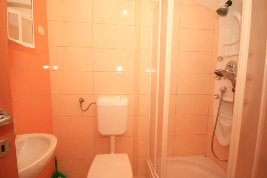Lovorka 6 – Dvoetažni apartman u Baški za 7–9 osoba s balkonima i roštiljem
