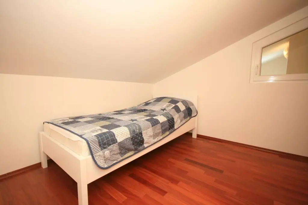 Lovorka 6 – Dvoetažni apartman u Baški za 7–9 osoba s balkonima i roštiljem