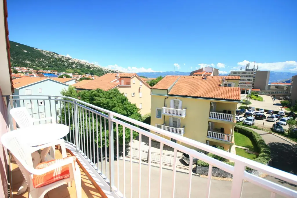 Lovorka 6 – Dvoetažni apartman u Baški za 7–9 osoba s balkonima i roštiljem