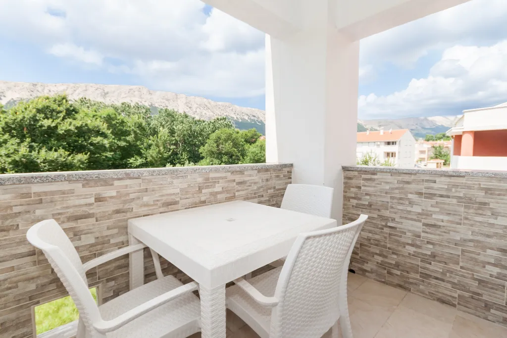 Two-Level 3-Bedroom Apartment in Baška for 8