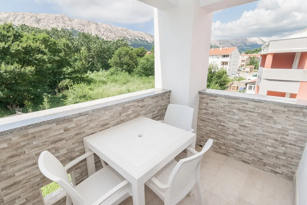 Two-Level 3-Bedroom Apartment in Baška for 8