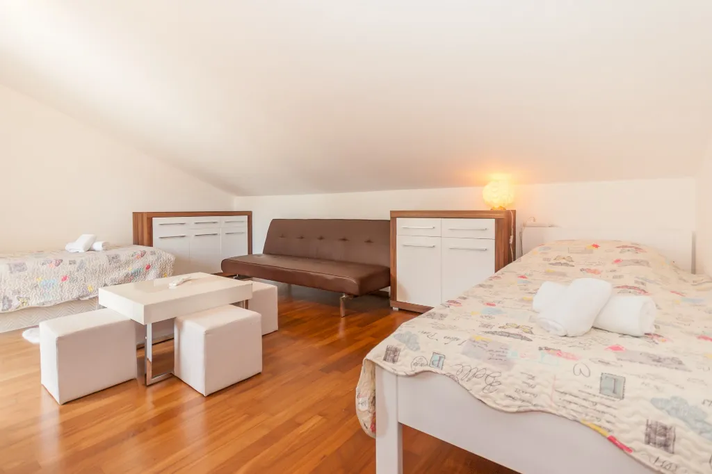 Two-Level 3-Bedroom Apartment in Baška for 8