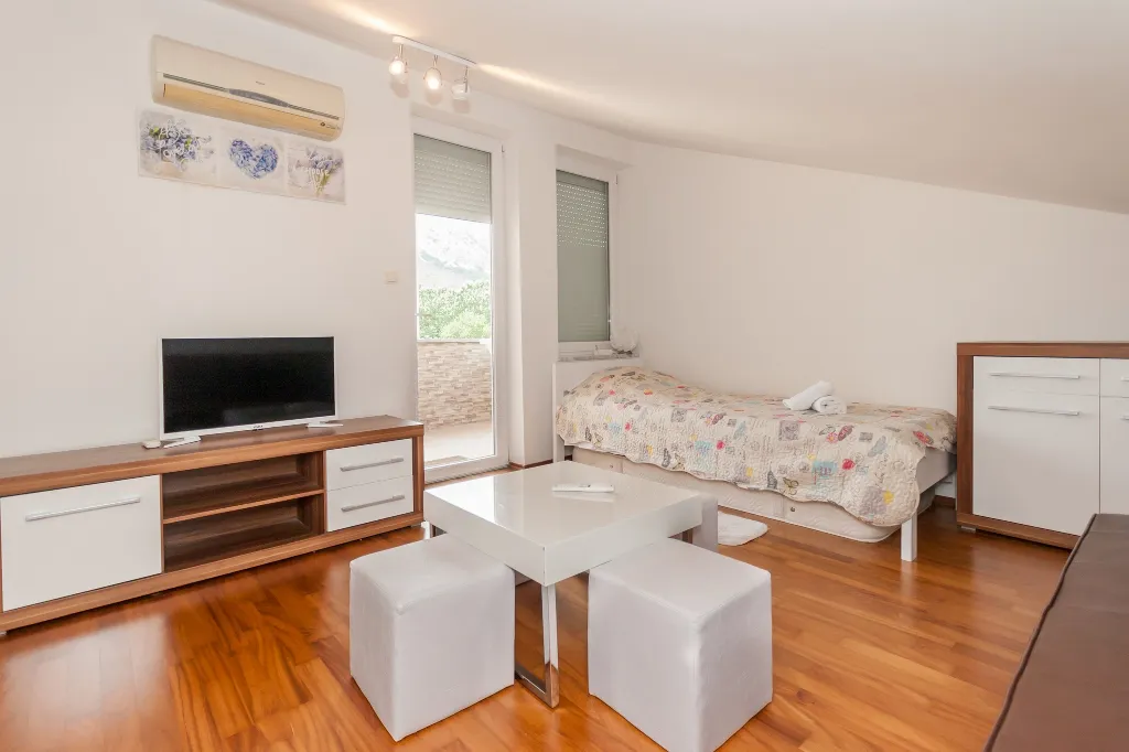 Two-Level 3-Bedroom Apartment in Baška for 8