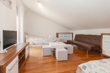 Two-Level 3-Bedroom Apartment in Baška for 8
